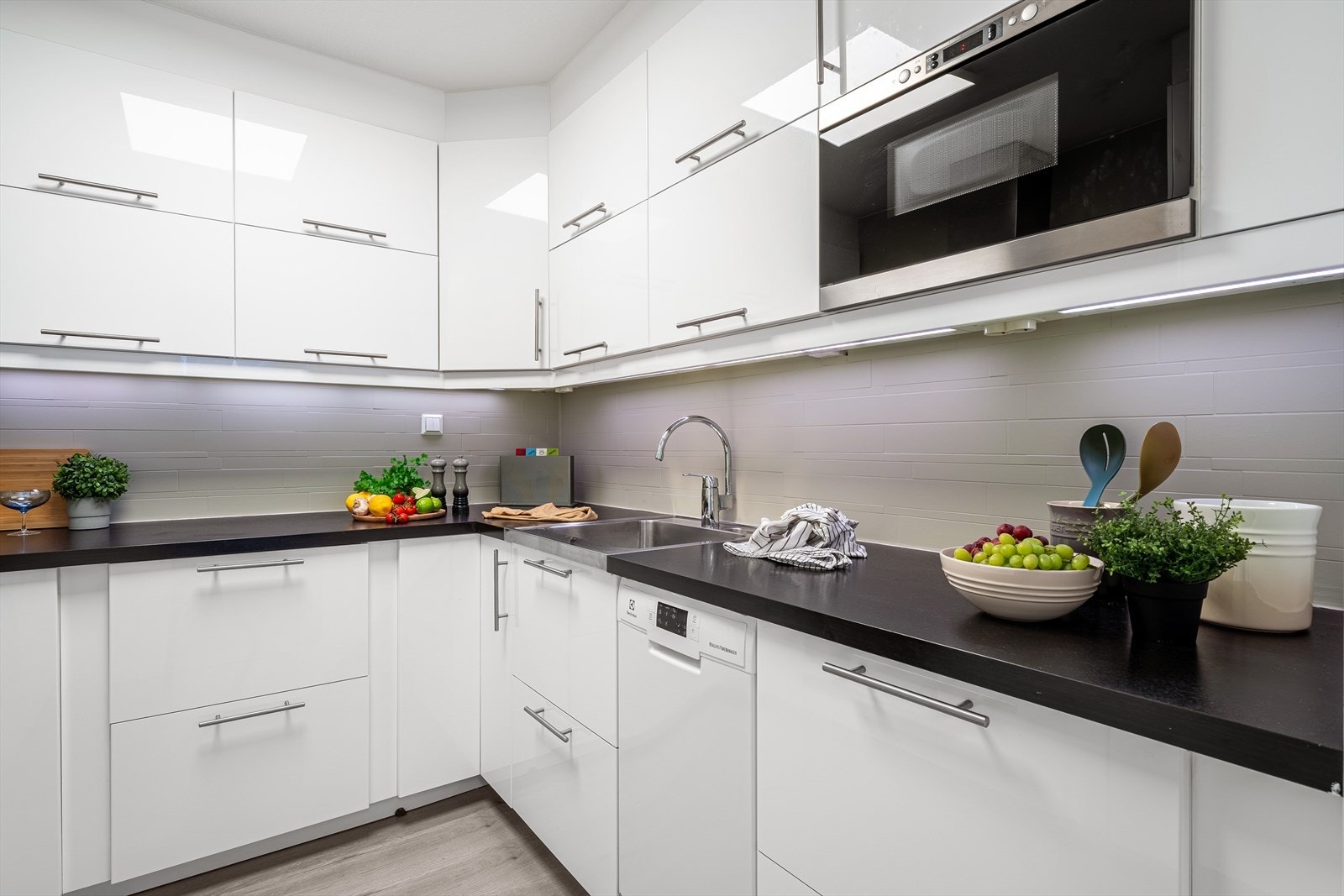 - Her får man rikelig med lagringsplass i takhøye overskap og dype skuffer, samt gode arbeidsforhold på en langstrakt benkeplate - Galleribilde