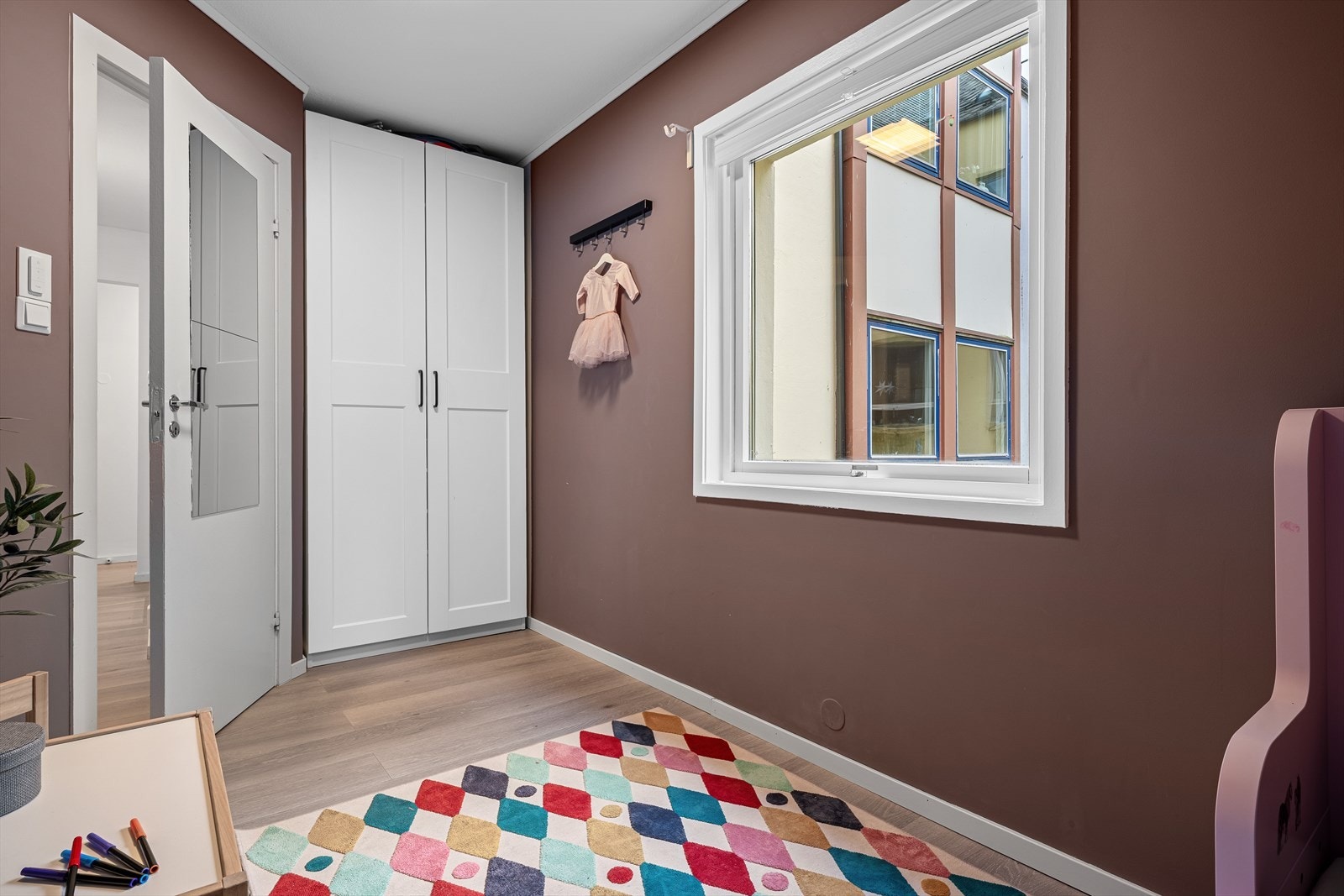 - Rommet måler 7,5m². Merk nisje med plass til en garderobeløsning - Galleribilde