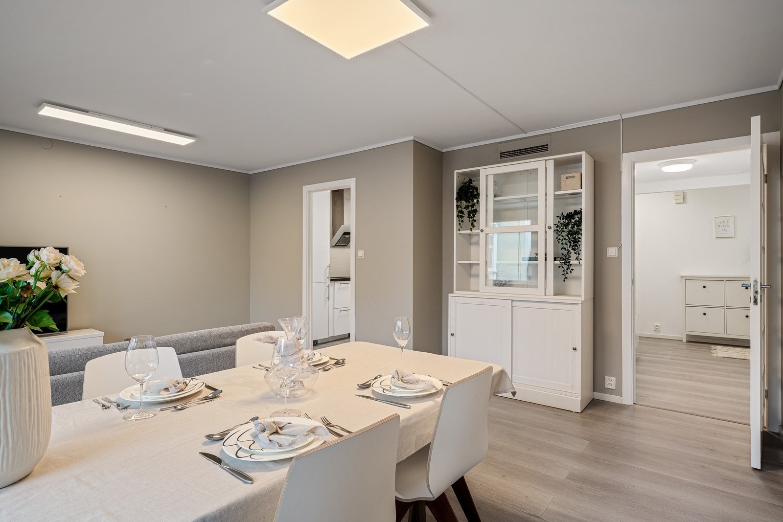 - I 2022 ble det satt opp ekstra stikkontakter i stuen. Det er montert Philips Hue-lys i leiligheten som kan dimmes og styres via app - Galleribilde