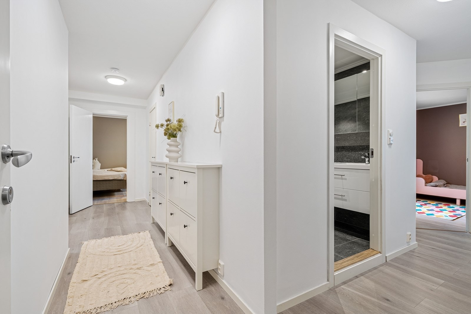 - Svært romslig entré/gang på ca. 14,3m² - Galleribilde