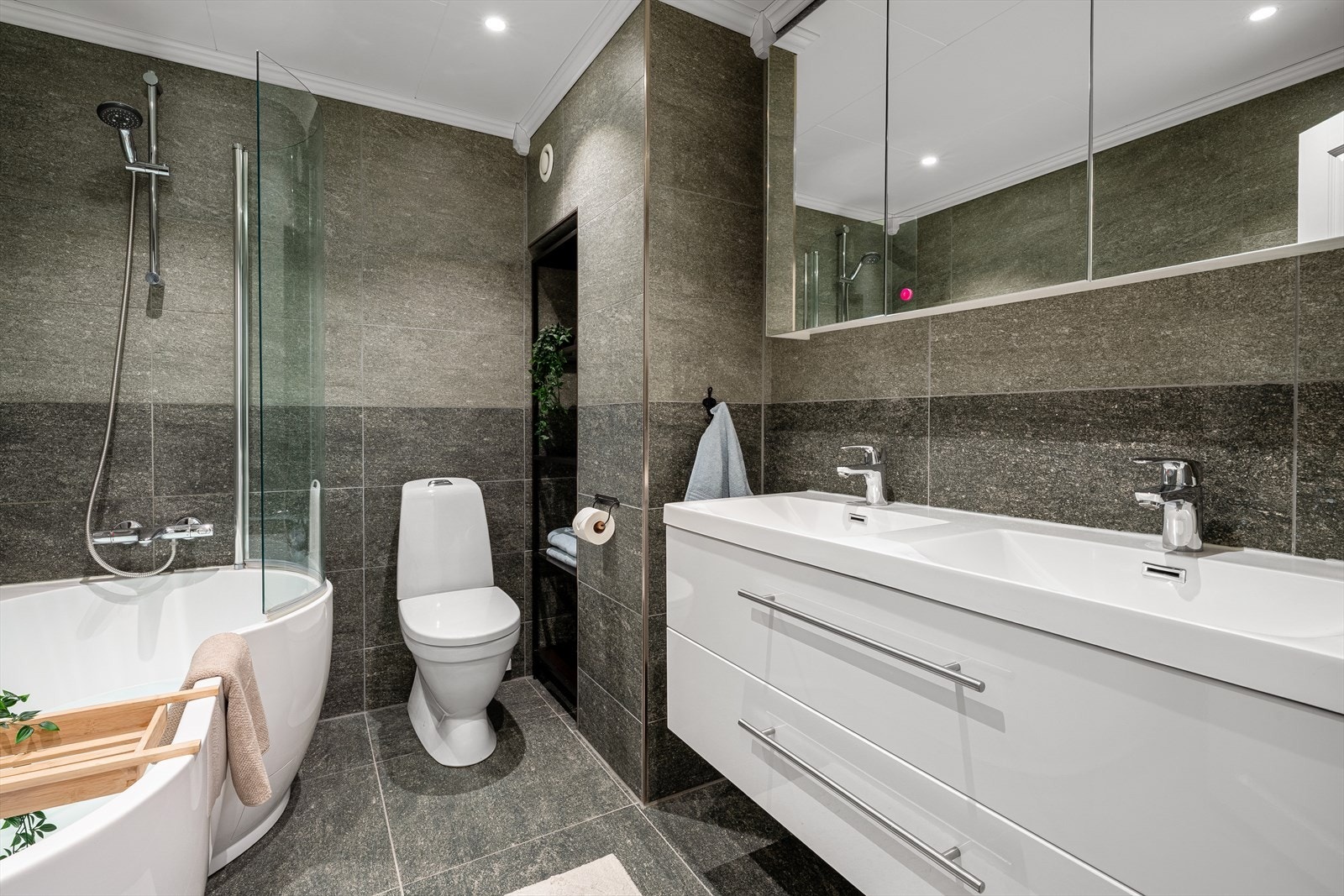 - Nyere baderom på 5,2m² med flislagte vegger og gulv - Galleribilde