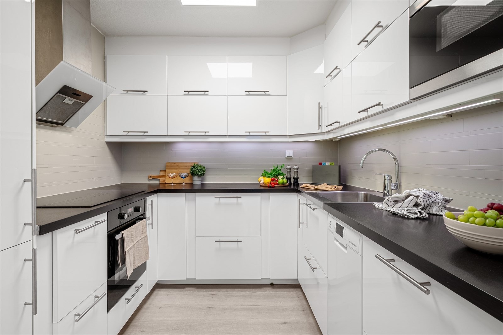 - Kjøkkenet er godt utstyrt med integrert kjøle-/fryseskap, stekeovn, induksjonstopp og mikrobølgeovn - Galleribilde