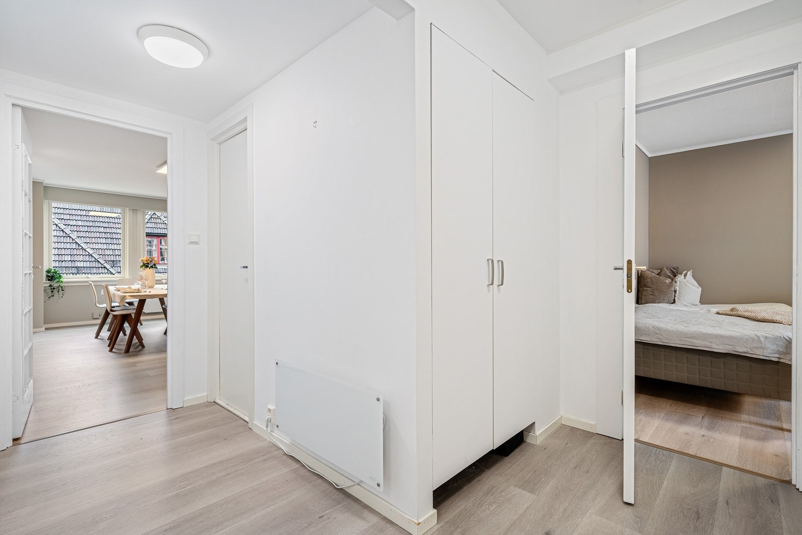 - Plassbygget garderobeskap for ytterligere oppbevaring - praktisk! - Galleribilde