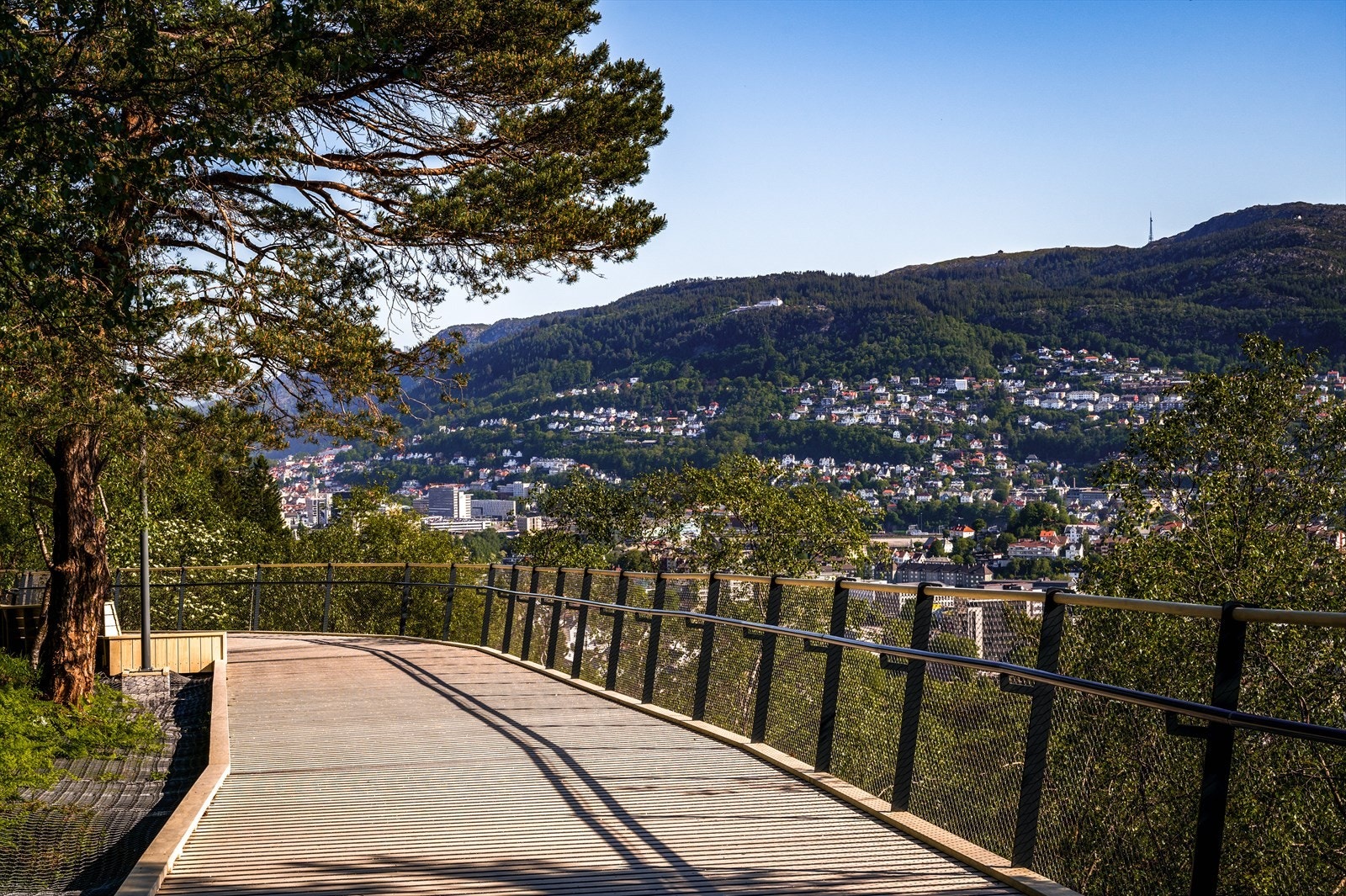 - Fra leiligheten har man tilgang til mange vakre turområder som Løvstien, Løvstakken, Fløyen m.m. - Galleribilde