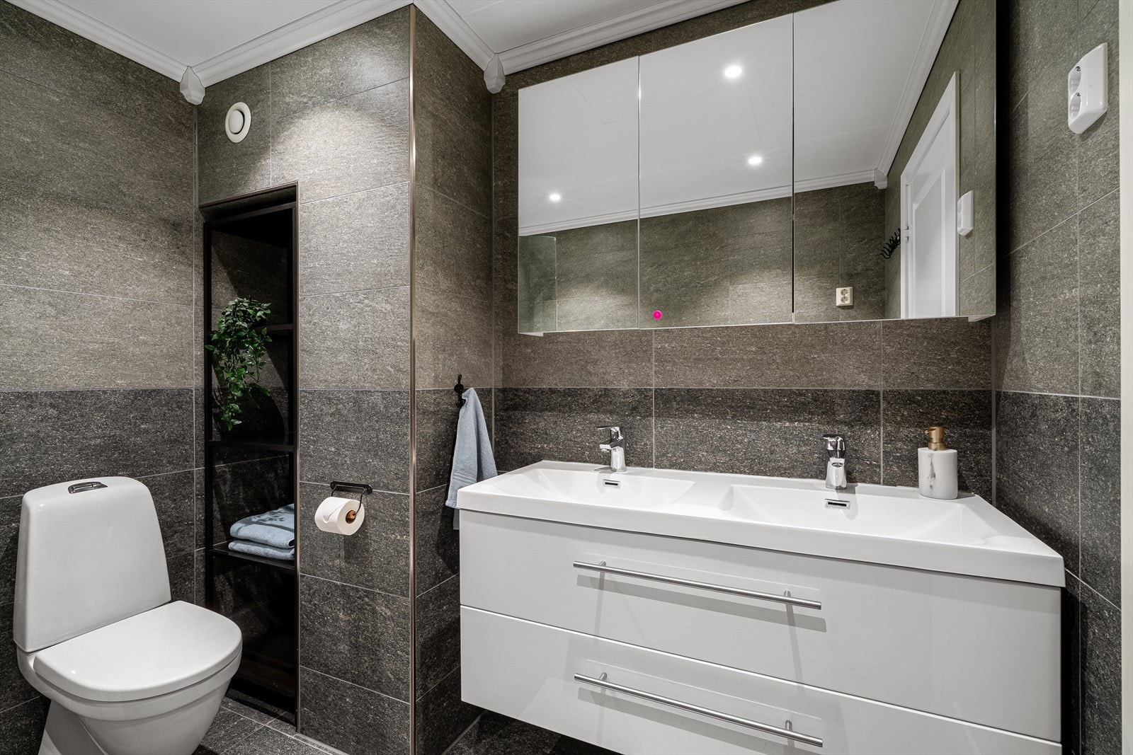 - Merk diskret plassert nisje, dobbelservant og speilskap med lagringsplass! - Galleribilde