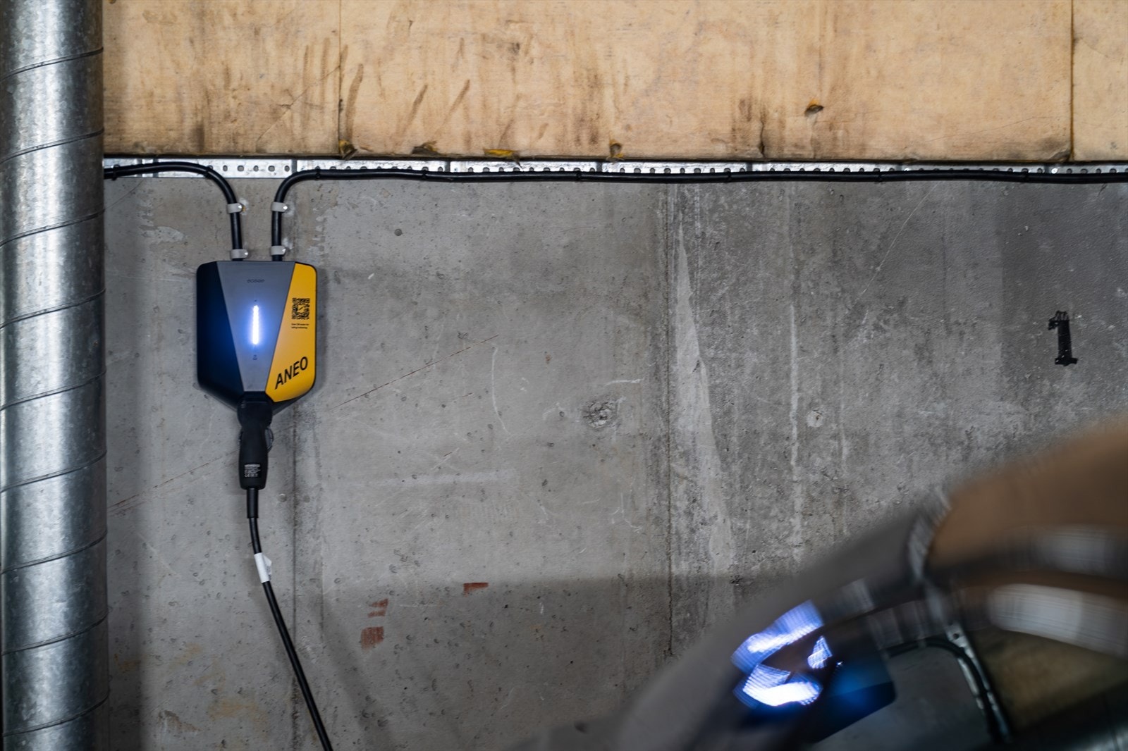 - Det er også installert elbil-lader på parkeringsplassen - Galleribilde