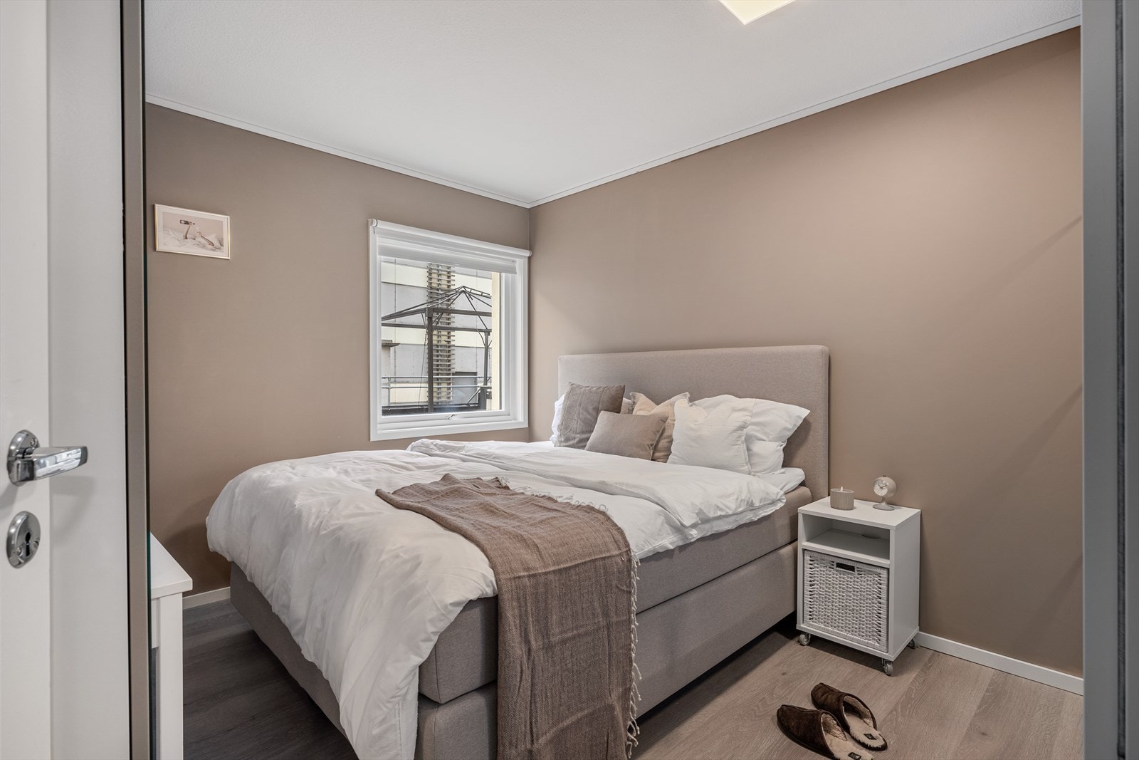 - Leiligheten har totalt tre soverom, hvor hovedsoverommet måler 12,3m² - Galleribilde