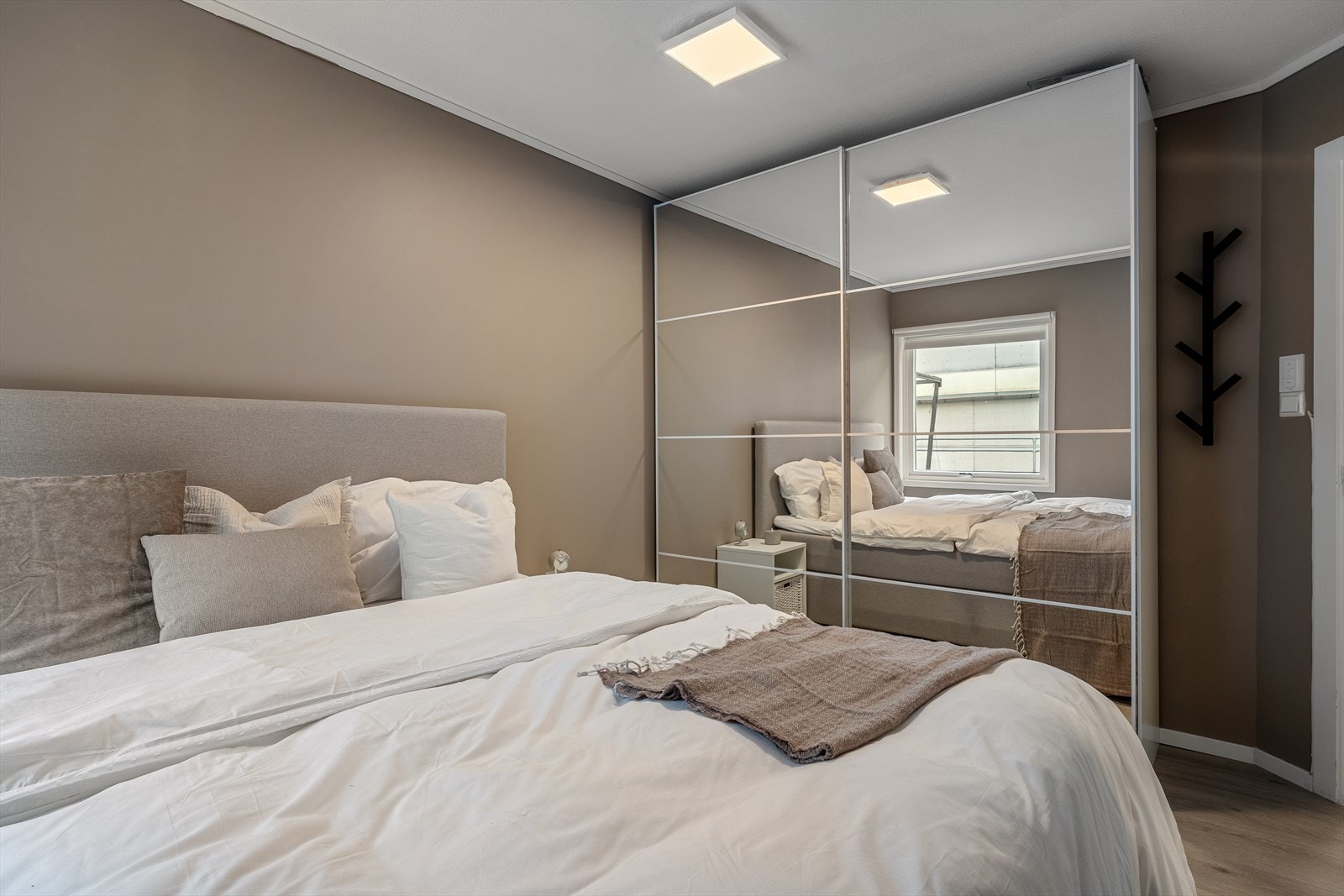 - Man har også plass til en romslig garderobeløsning om ønskelig - Galleribilde