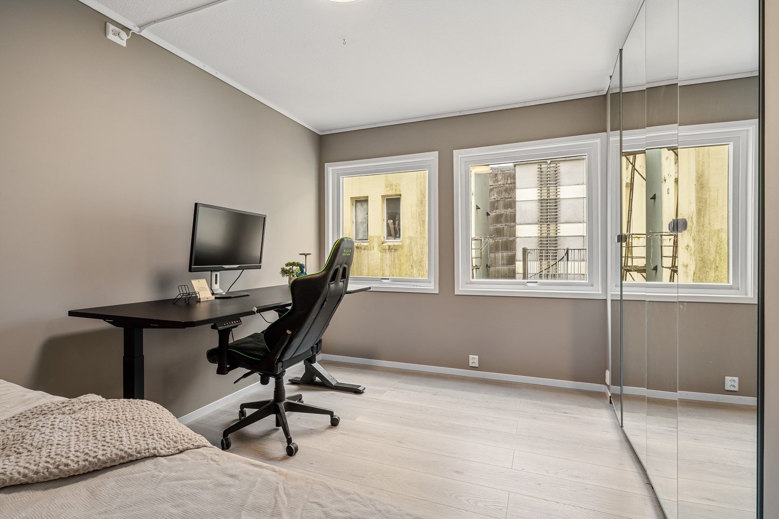 - I 2025 ble vegger og vinduer innvendig i leiligheten malt - Galleribilde