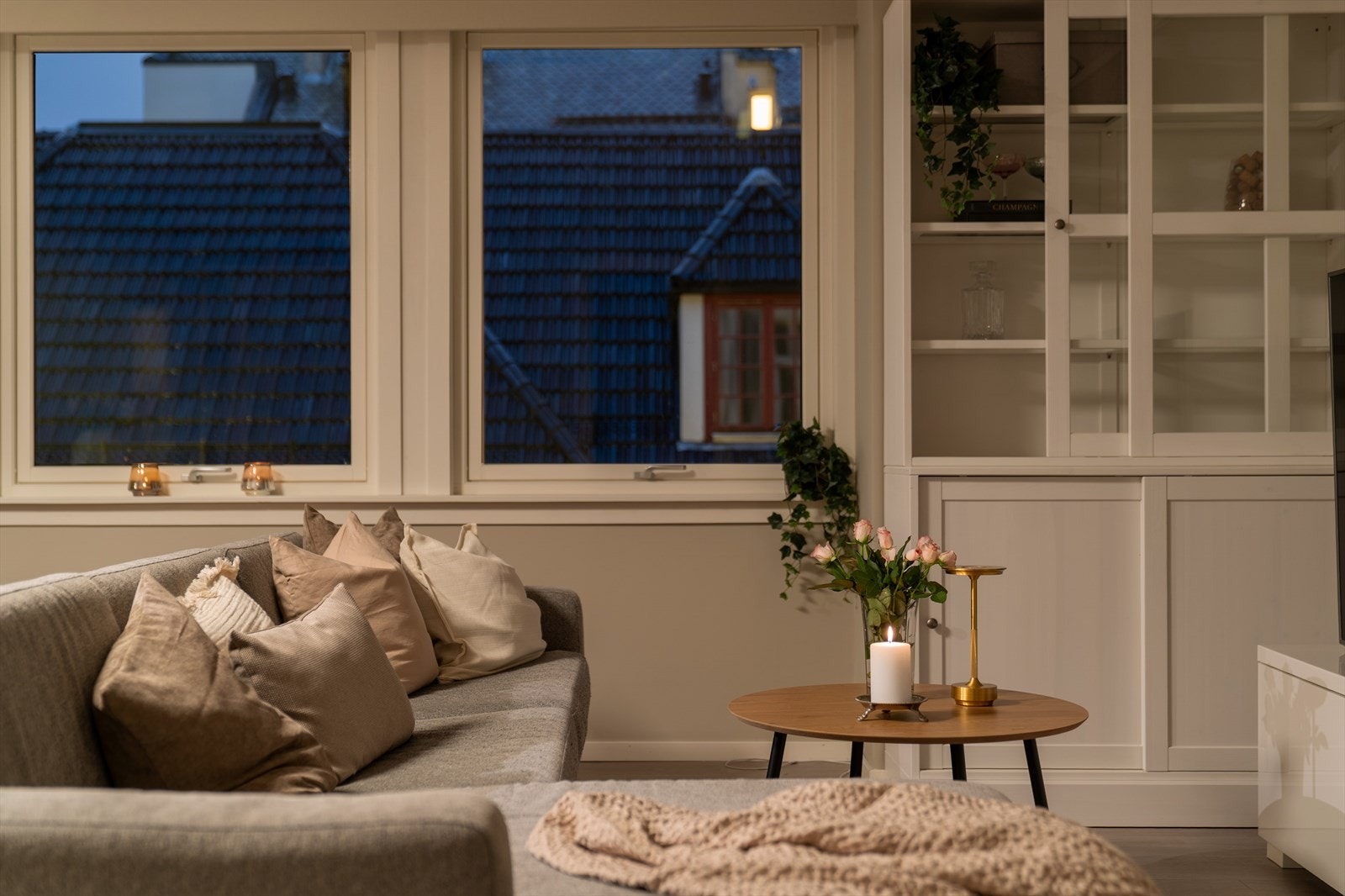 - Stuen strekker seg utover et areal på 28,5m² og har god plass til sofagruppe og spisebord i hver sin naturlige sone - Galleribilde