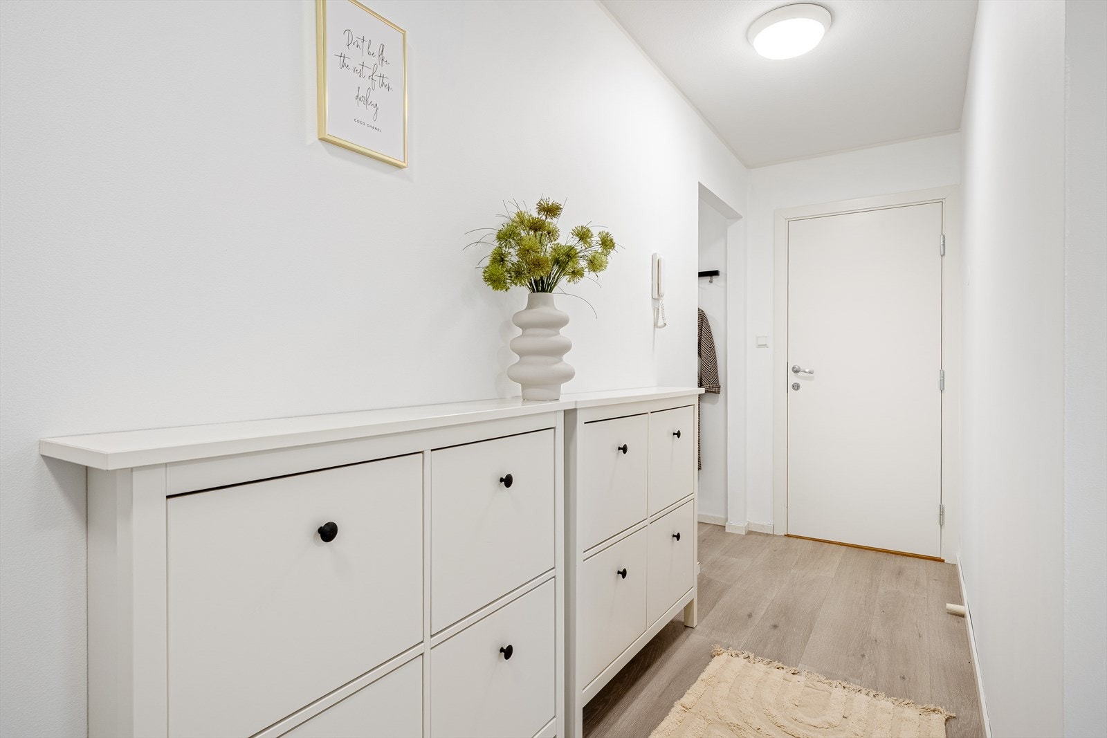 - Du ønskes velkommen inn i en innbydende entré hvor du kan henge fra deg yttertøy - Galleribilde