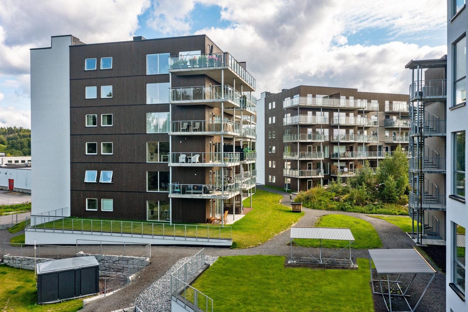 Det er laget gangstier mellom byggene og fellesarealene Galleribilde