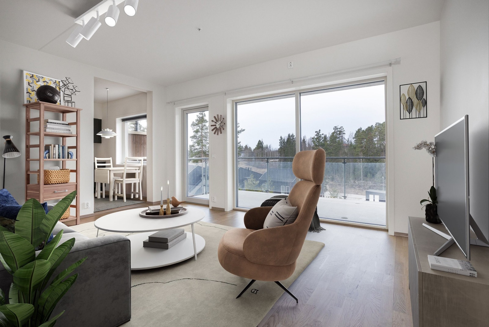 Leiligheten har vinduer fra gulv til tak som gjør den lys og trivelig. Galleribilde