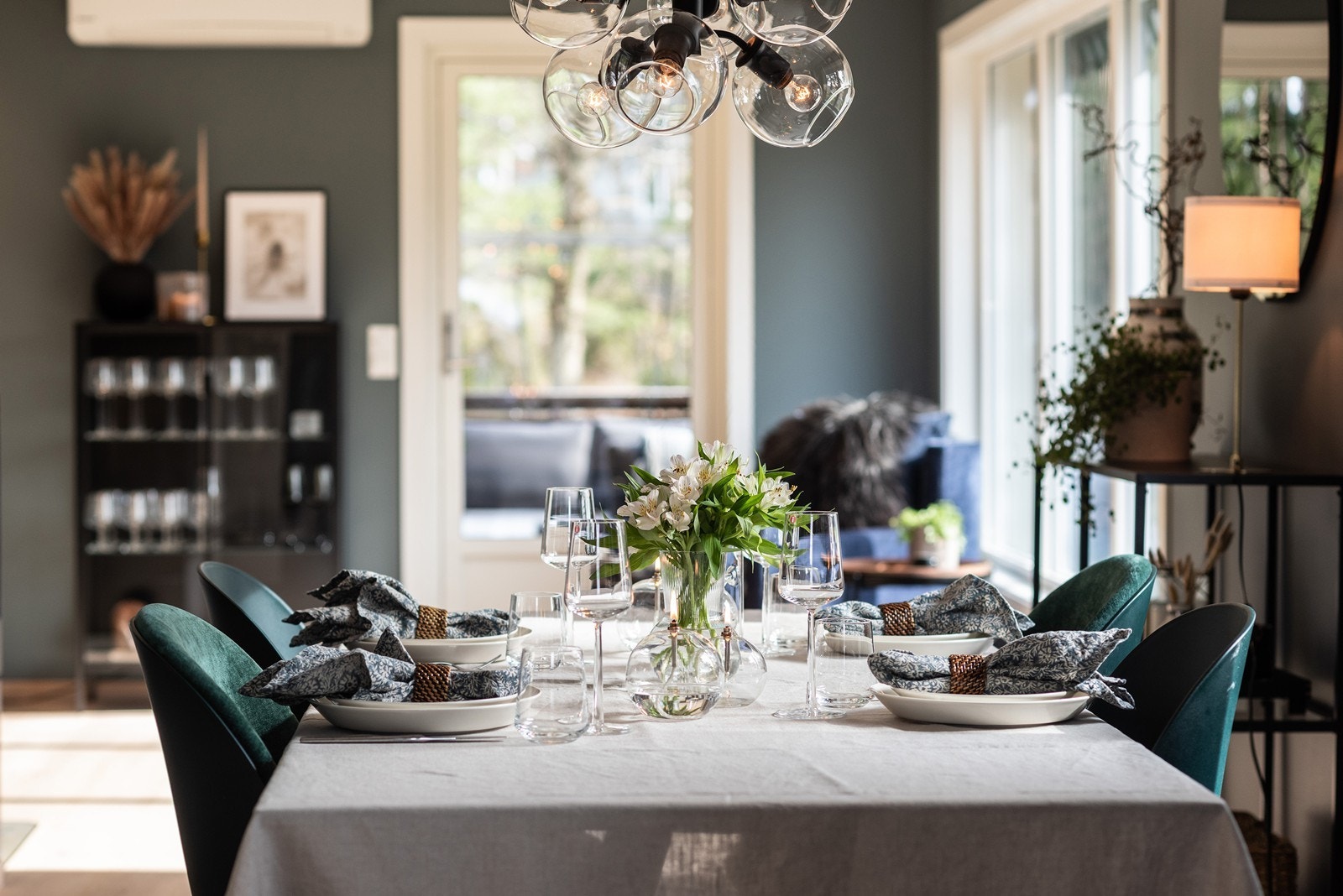 Dekk opp til selskap eller nyt rolige, eller hektiske, måltider med familien. Galleribilde