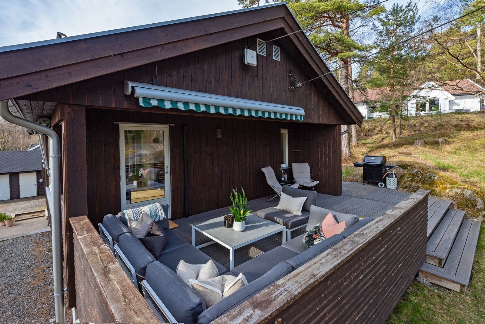 Terrassen har god størrelse og plass til sittegruppe, spisemøblement og grillsone. Galleribilde