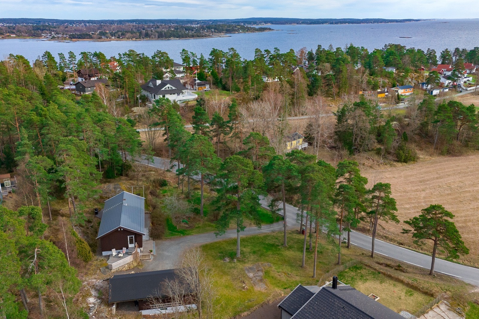 Boligen har gangavstand til strender og skog rett bak huset med stier for familieturer eller en joggetur. Galleribilde