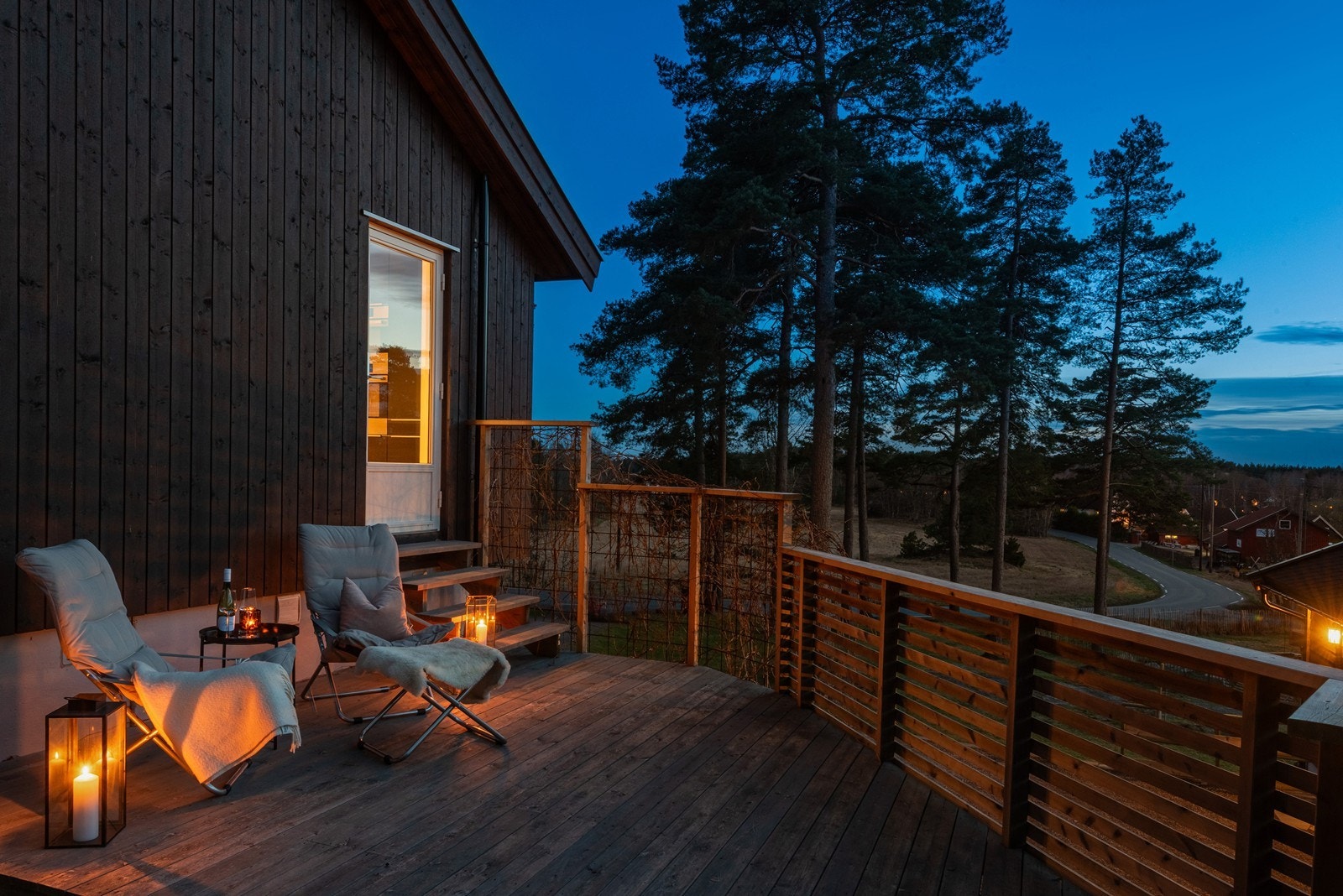 Veranda ligger høyt i terrenget med utsikt mot nærområdet og byr på ettermiddags- og kveldssol. Galleribilde