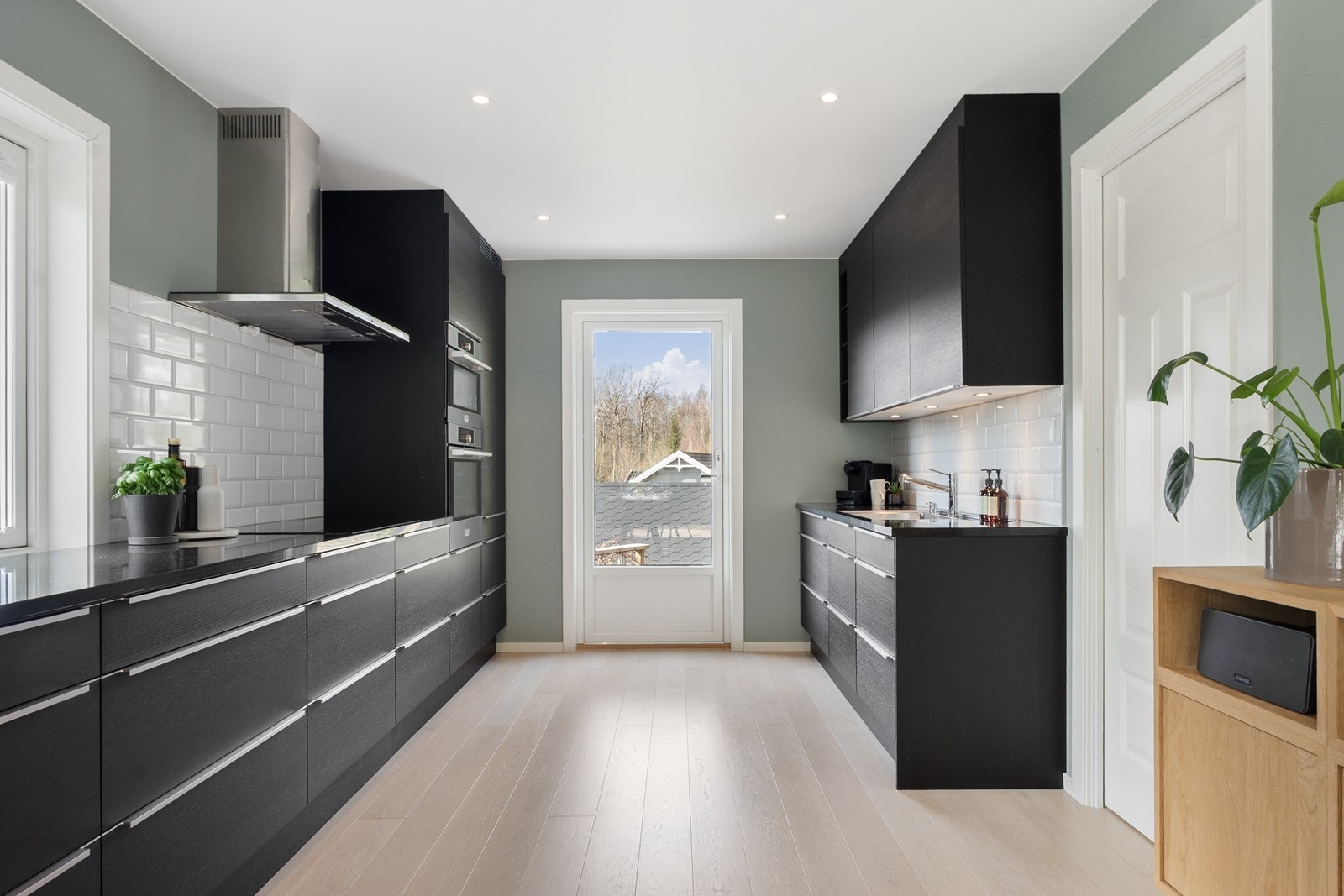Det er flislagt over benk, integrerte hvitevarer og godt lys med downlights i tak og under overskap. Galleribilde