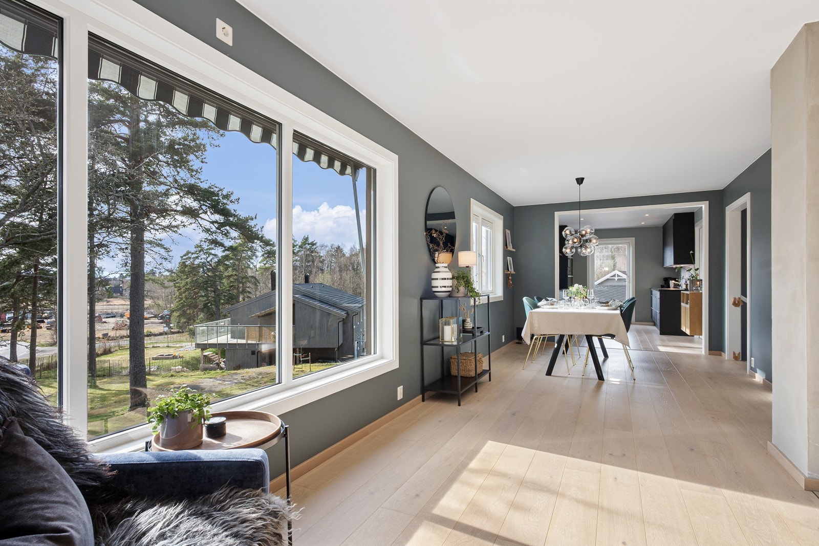 Spisestuen er naturlig tilknyttet kjøkken og har plass til bord for å romme både familie og venner. Galleribilde