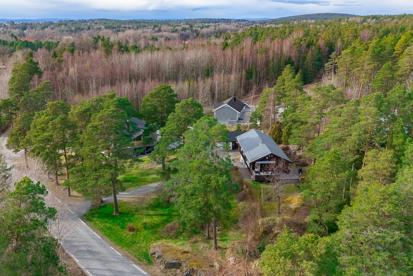 Kurefjordveien ligger i attraktive Larkollen, i rolige omgivelser og samtidig med kort vei til alt området har å by på. Galleribilde