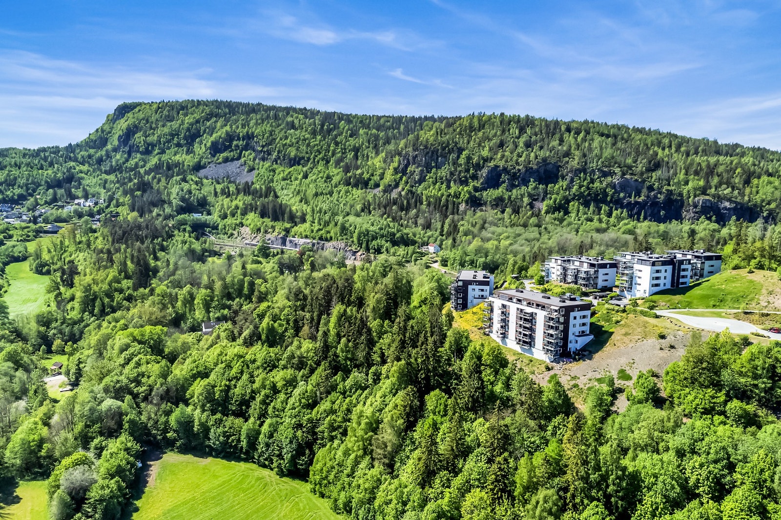 Boligen nyter godt av sin midtposisjon mellom sjøen og skogen. Galleribilde