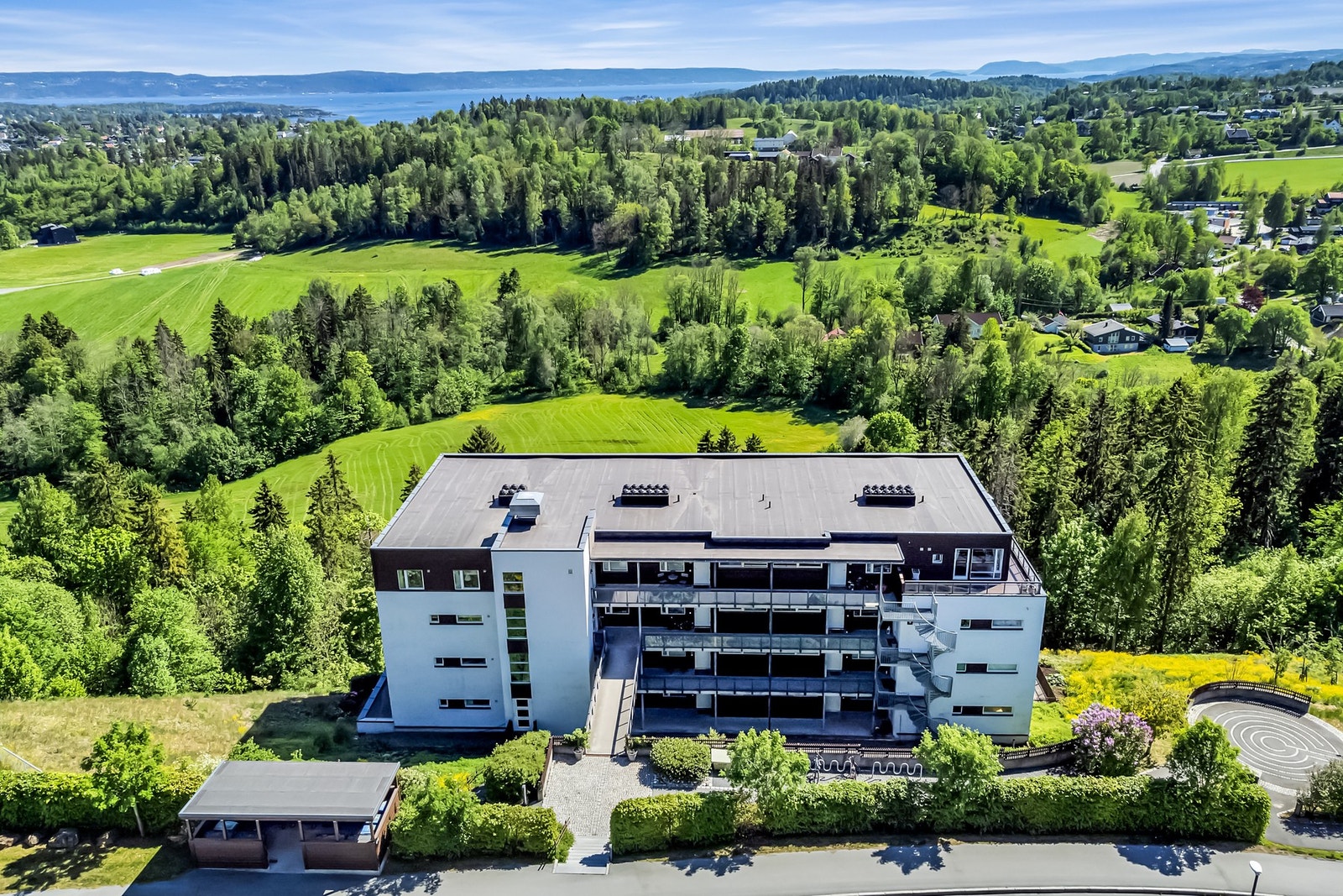 Beliggenheten er ideell med kort avstand til både Asker og Sandvika sentrum, samt gode offentlige transportforbindelser. Galleribilde