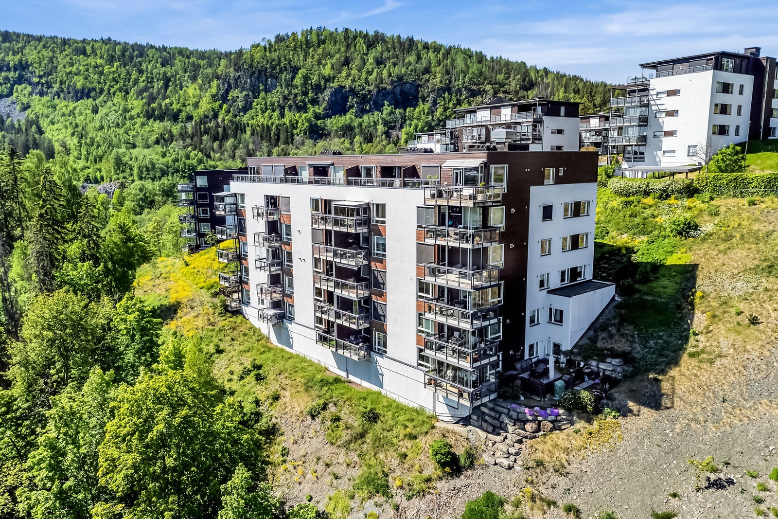 Leiligheten ligger i et rolig, attraktivt og veletablert boligområde på Åstadryggen på øvre Billingstad. Dette område passer glimrende for deg som er glad i natur, men samtidig ønsker å bo i kort avstand til det meste. Galleribilde