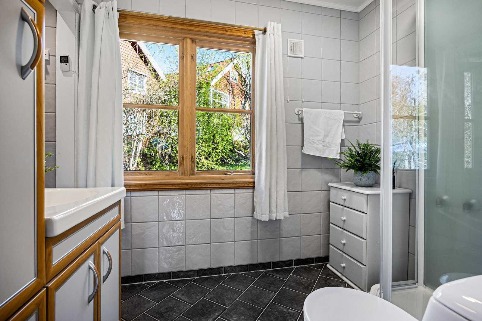 2. et. Flislagt bad/WC med gulvvarme. Galleribilde