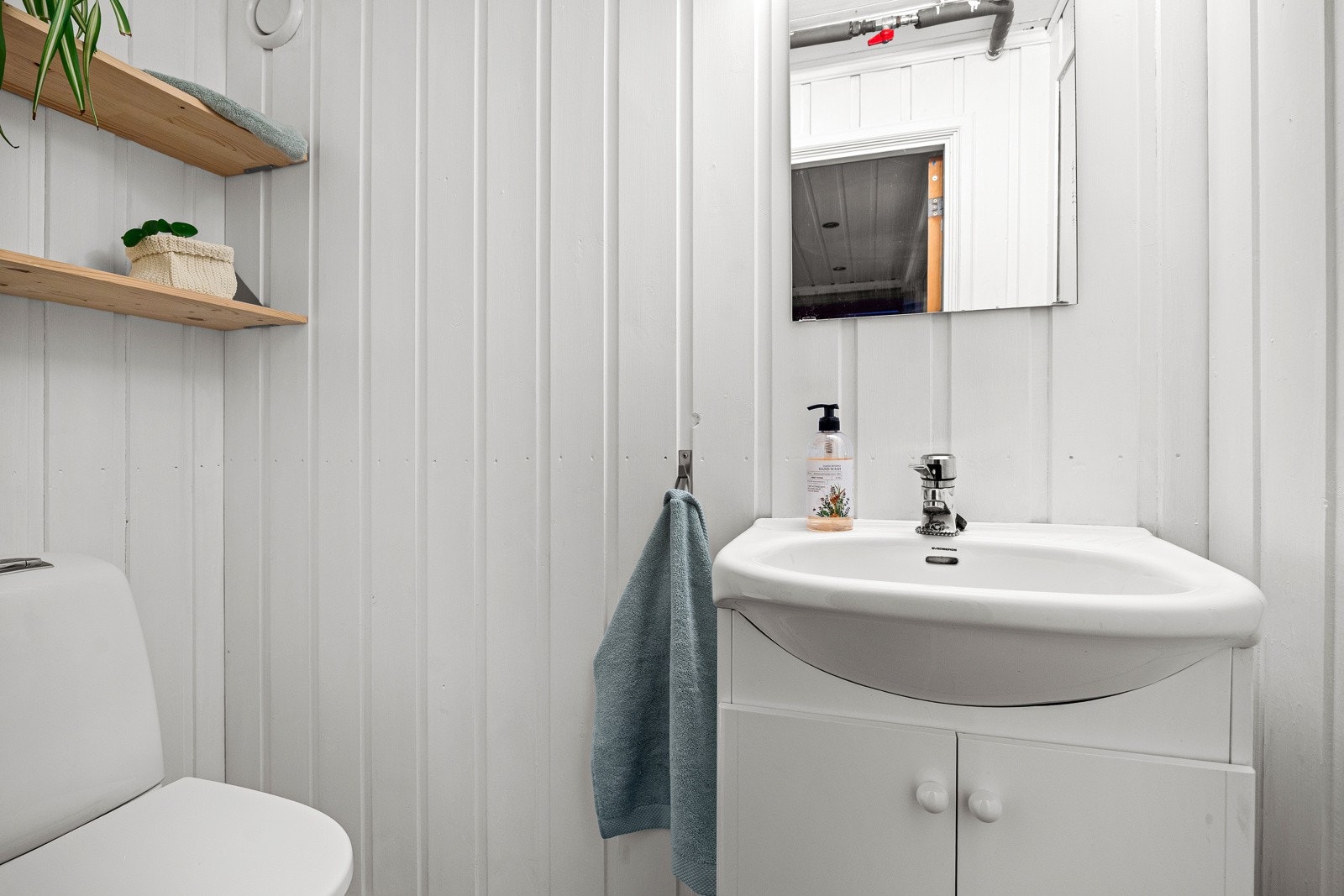 Kjelleretasje. Toalett med servant, servantskap og WC. Gulvvarme. Galleribilde