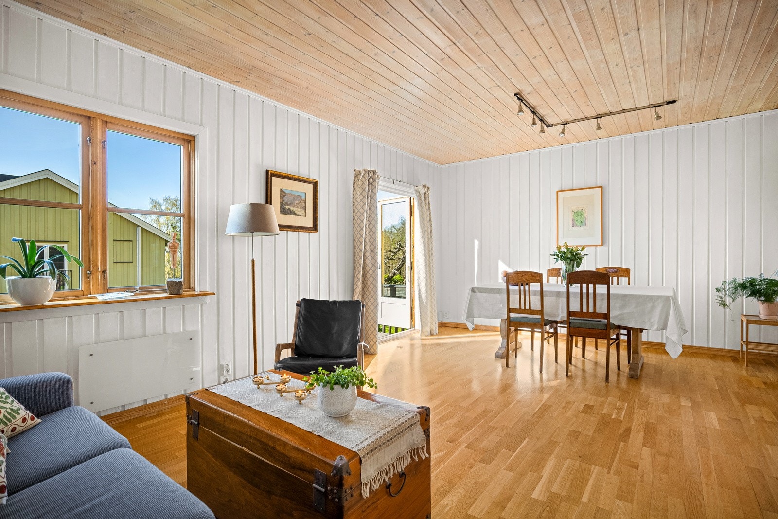 1. et. Stue med direkte adkomst til stor solrik hage. Galleribilde
