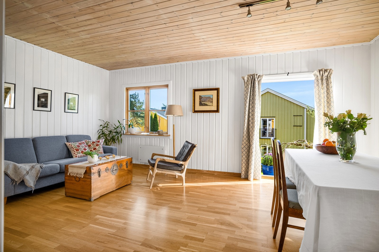 1. et. Stue med direkte adkomst til stor solrik hage. Galleribilde
