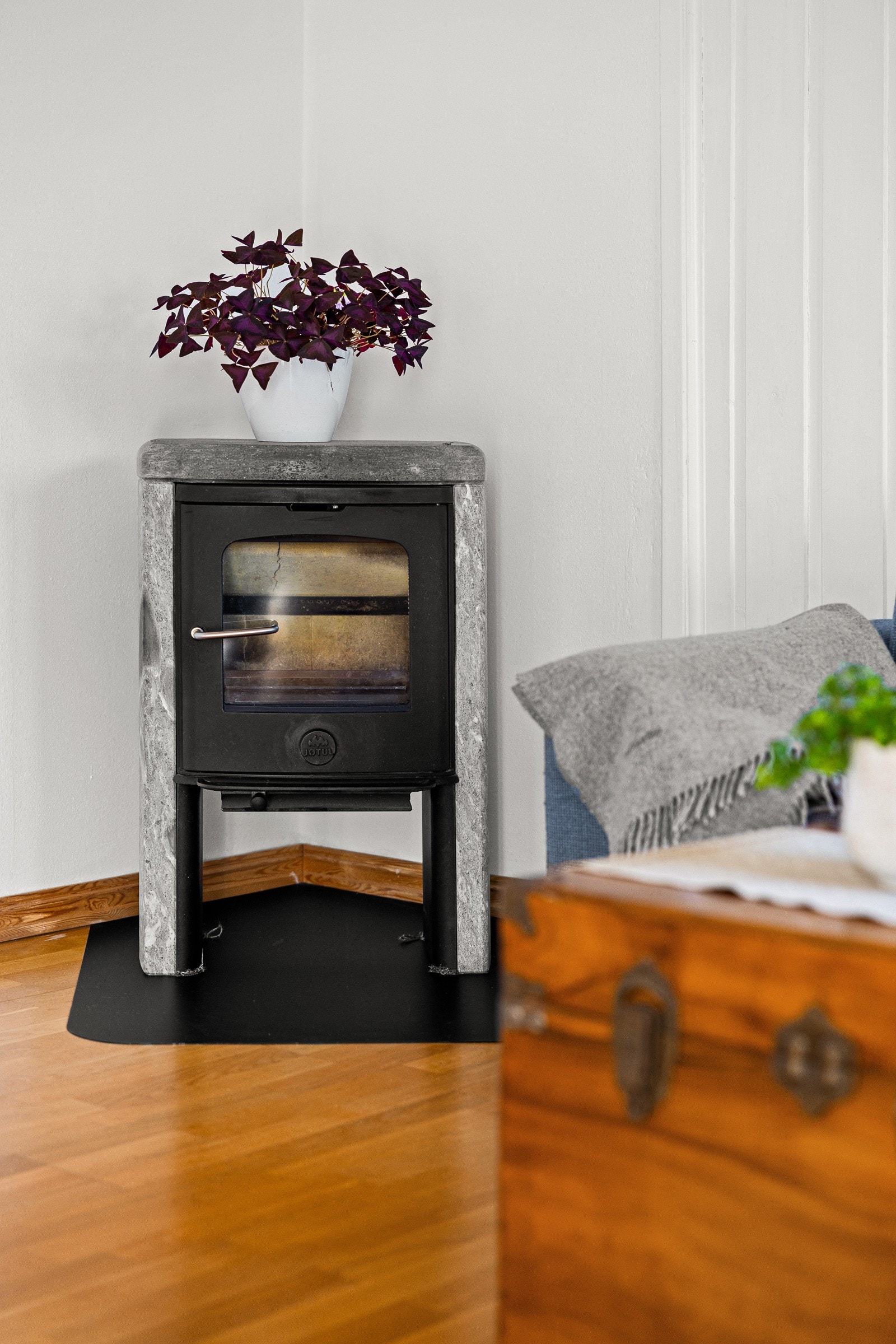 1. et. Stue. Vedovn fra 2018 i kleberstein. Galleribilde