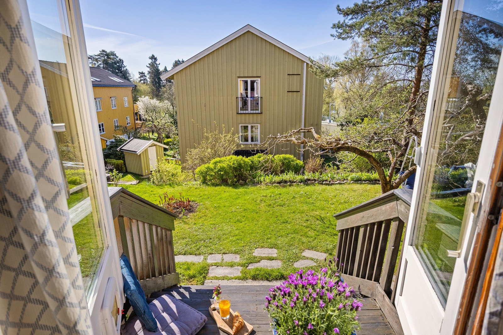 1. et. Stue med direkte adkomst til stor solrik hage. Galleribilde