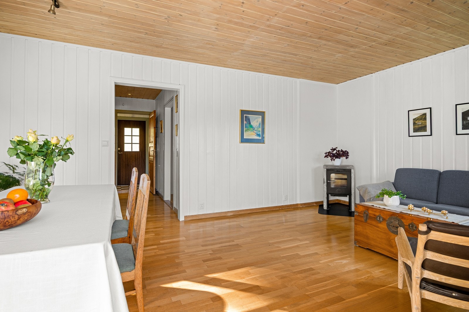 1. et. Romslig stue med plass til sofagruppe og spisestue. Galleribilde