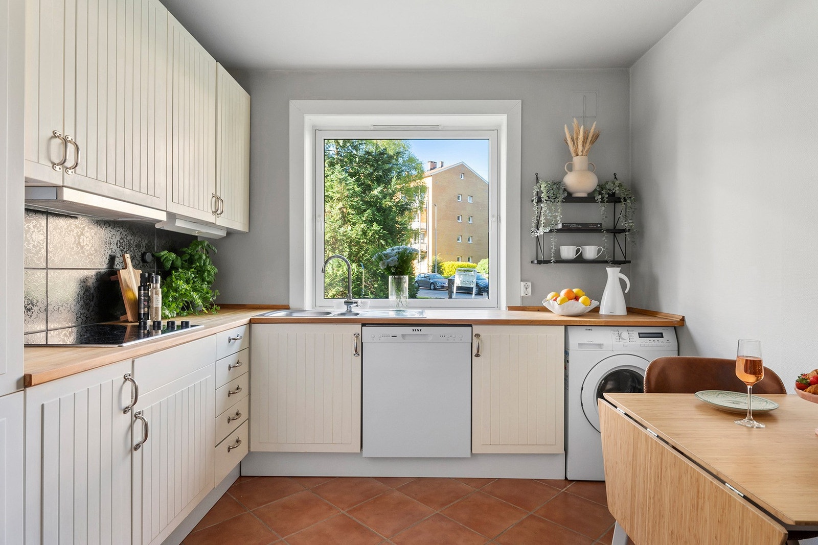 Separat kjøkken med god benk- og lagringsplass Galleribilde