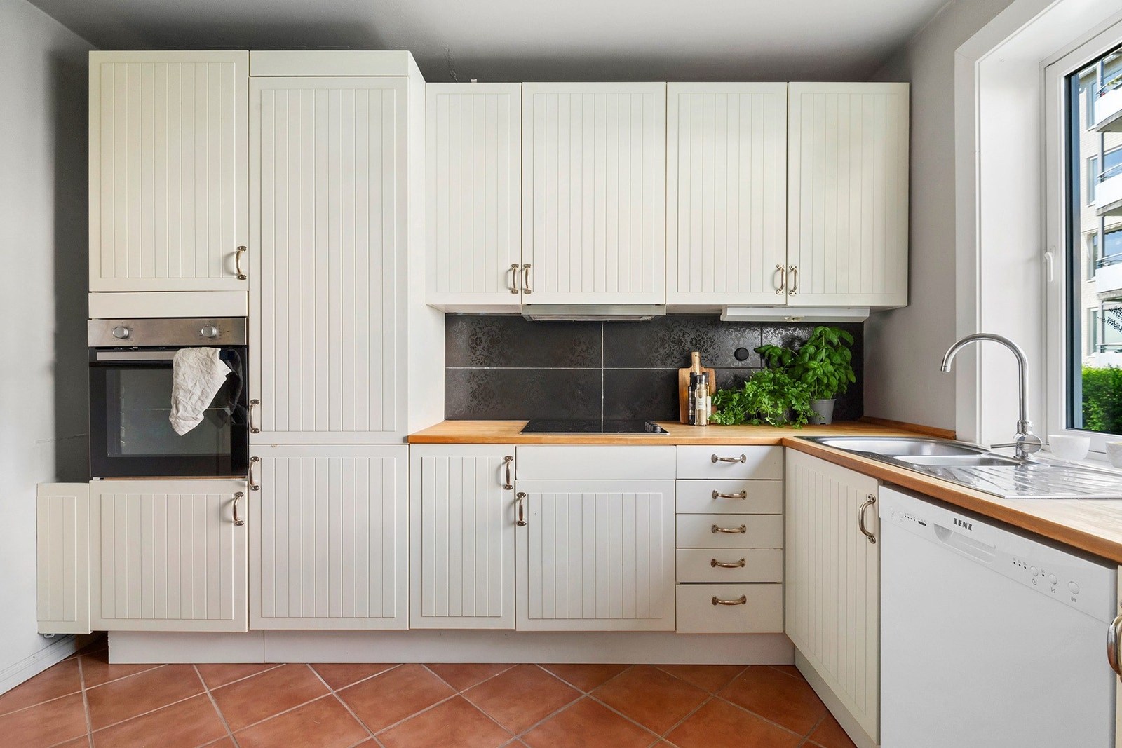 Integrerte hvitevarer. Oppvaskmaskin og vaskemaskin som følger salget Galleribilde