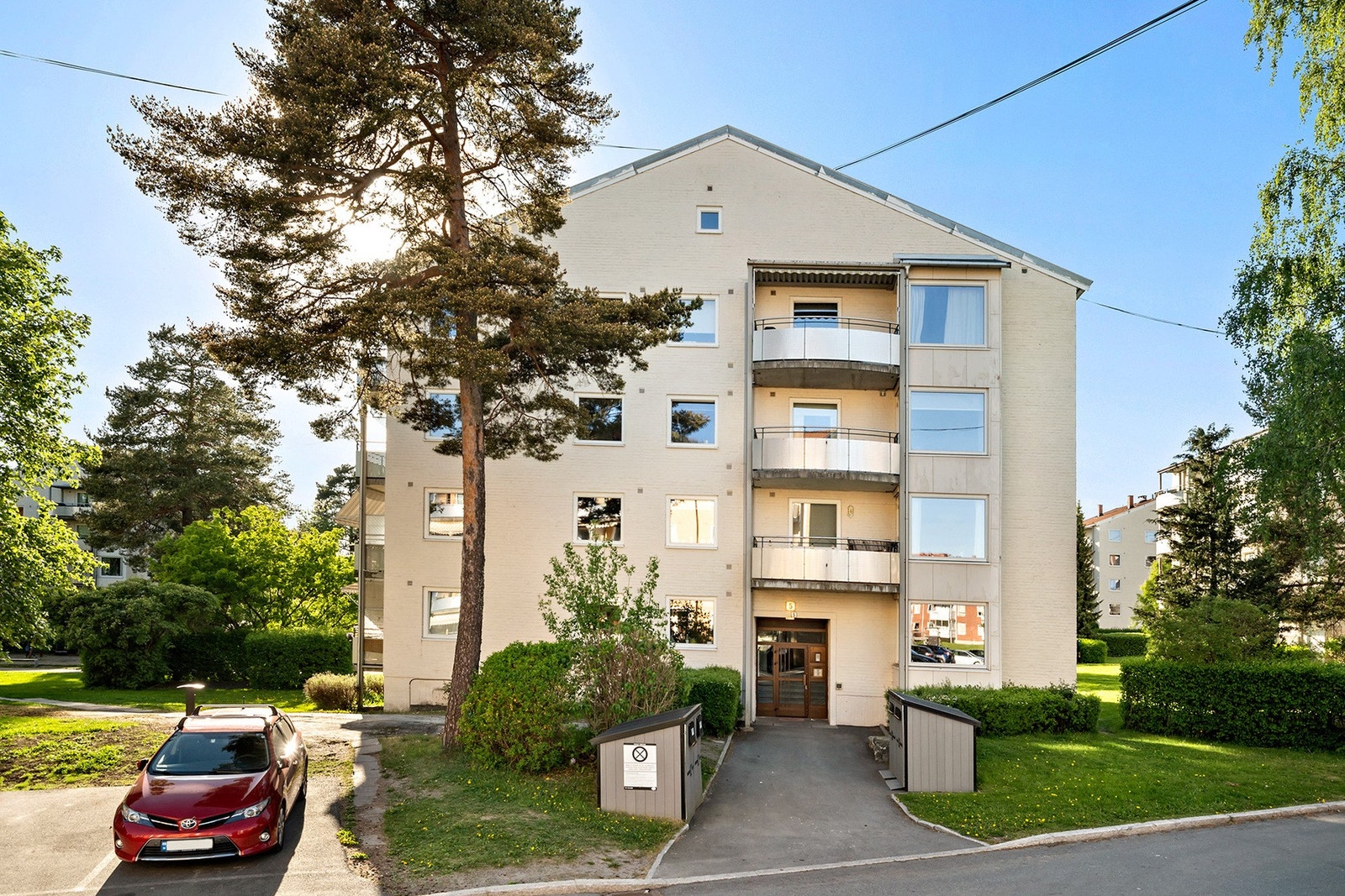 Nærhet til offentlig kommunikasjon, flotte rekreasjonsområder, samt et rikelig utvalg av fasiliteter og servicetilbud gjør dette til en meget attraktiv leilighet Galleribilde