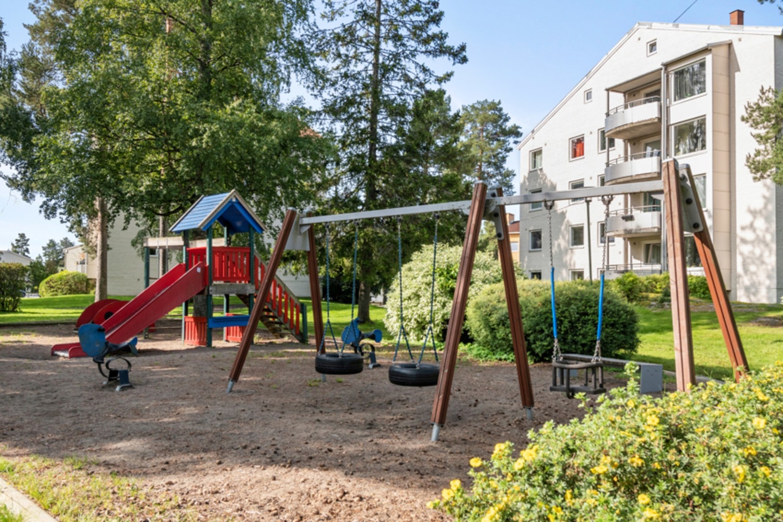 Felles eiet tomt på ca. 19.583 m² med lekeplass og sittegrupper Galleribilde