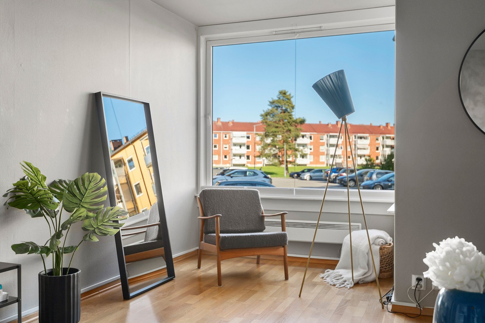 Leiligheten er en hjørneleilighet noe som gir ekstra gode lysforhold i stuen Galleribilde