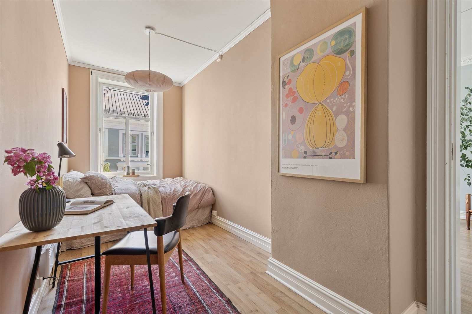 Soverom nummer to er også romslig og egner seg godt som barnerom, gjesterom eller et kontor. Galleribilde