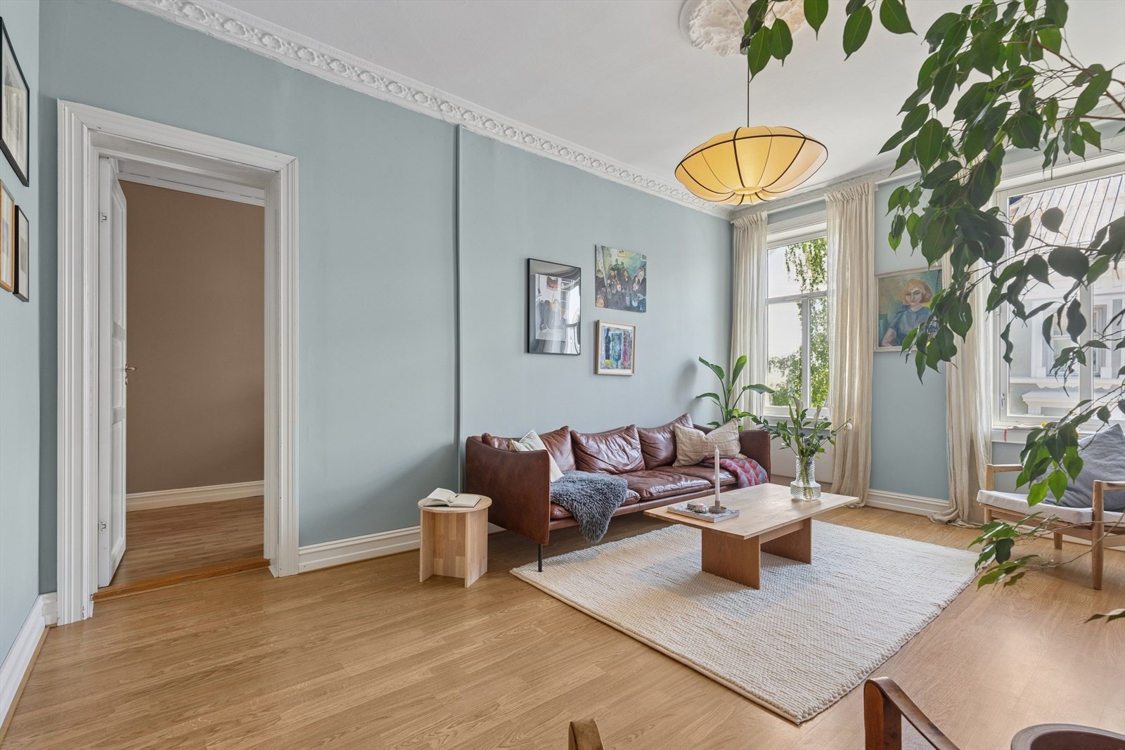 Leiligheten har en gjennomgående god standard og består av: Romslig entré, herlig stue med lekre detaljer, to romslige soverom, moderne kjøkken med utgang til brannbalkong & pent bad pusset opp i 2021. Galleribilde