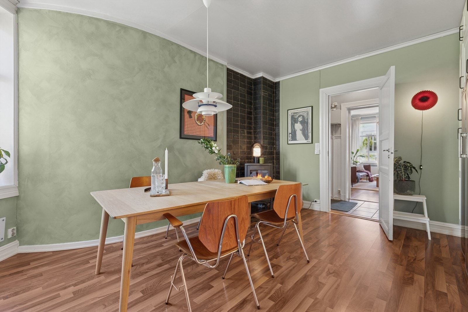 God plass til stort spisebord på kjøkkenet. Galleribilde