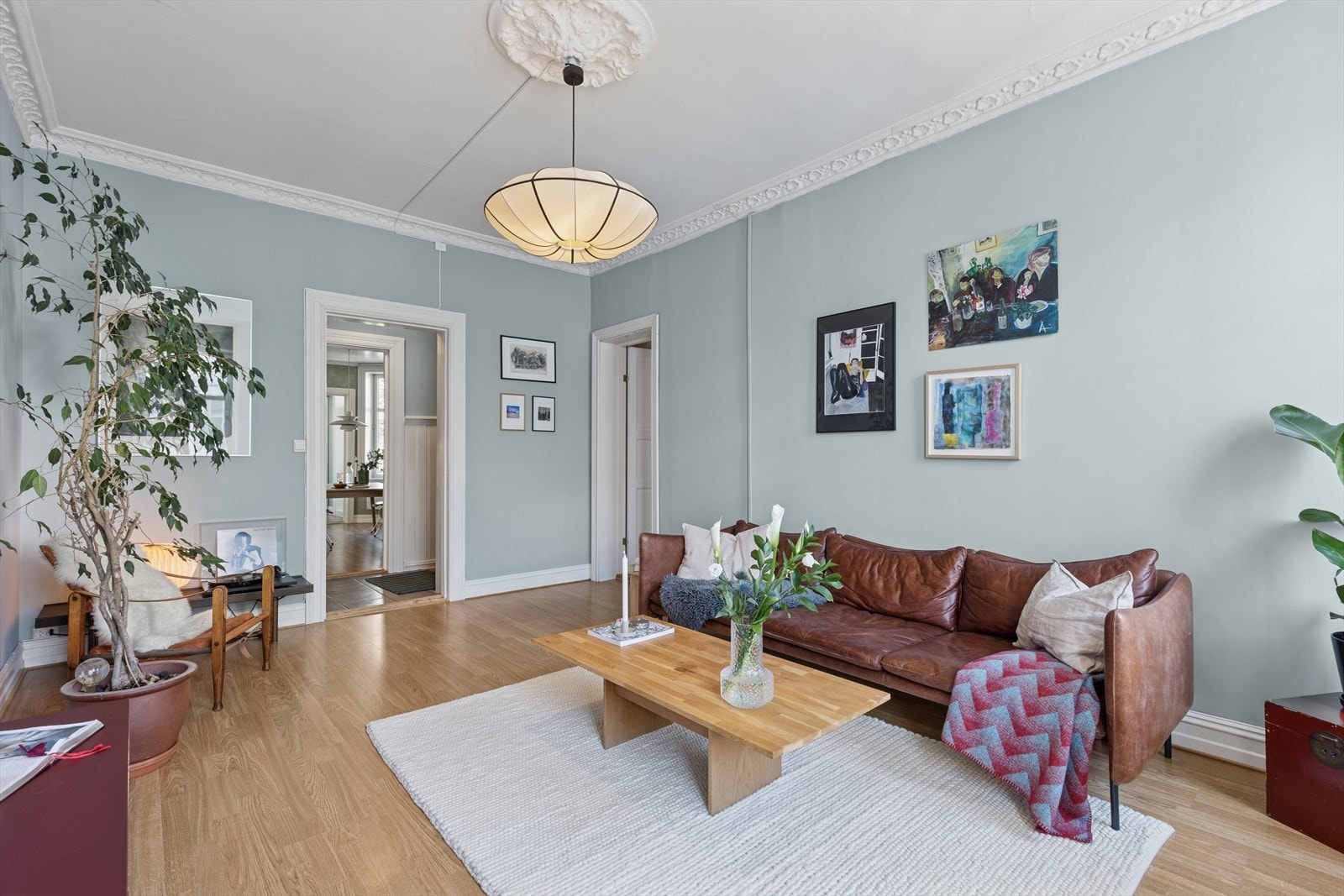 Her er det originale kombinert med det moderne på en flott måte. Store vinduer, god takhøyde, peis, stukkatur og lysmalte overflater gir et gjennomført og innbydende helhetsinntrykk.
Det er mulig å installere peis i stue. Galleribilde