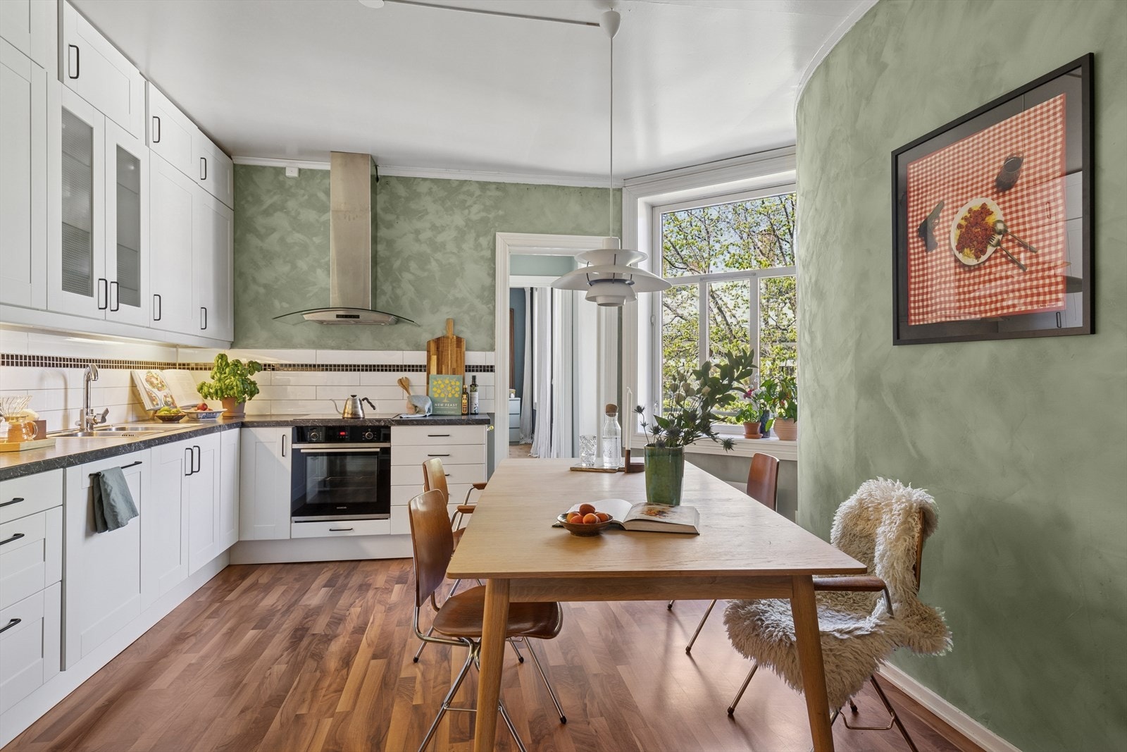 Fra kjøkkenet er det utgang til en vestvendt brannbalkong vendt mot bakgården. Galleribilde