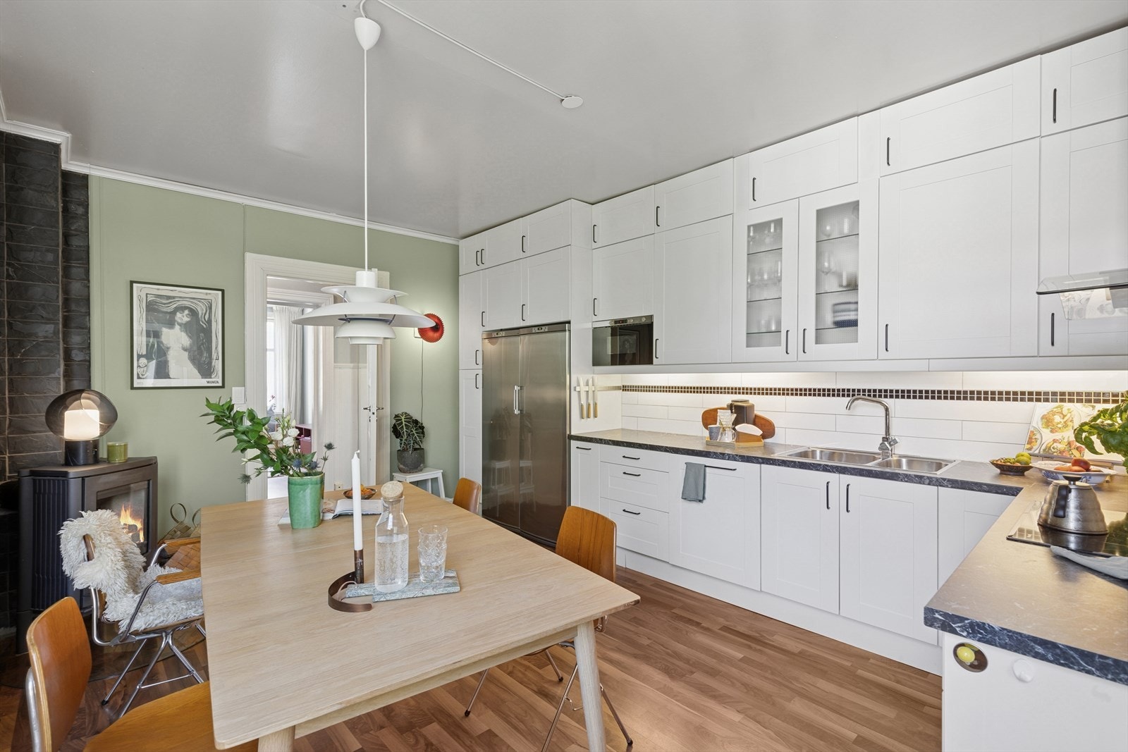 Laminat benkeplate, nedfelt oppvaskkum, kjøkkenventilator med kullfilter, integrert koketopp, stekeovn, oppvaskmaskin og kjøl-/fryseskap. Galleribilde