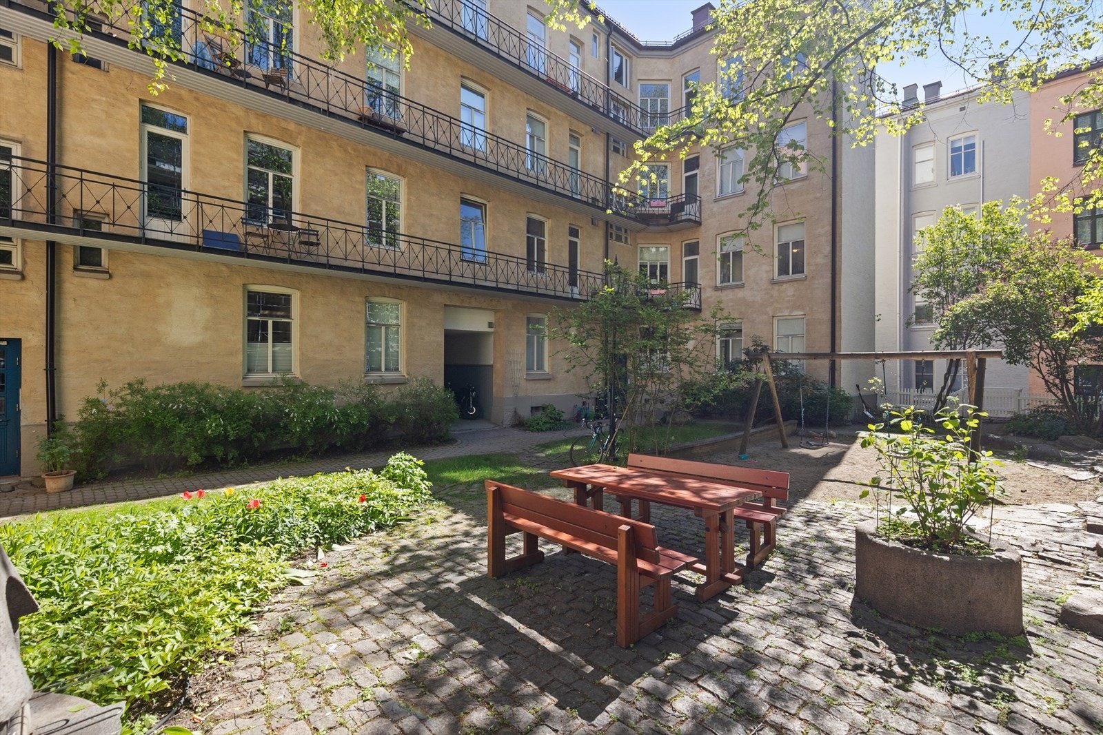 Felles bakgård. Galleribilde