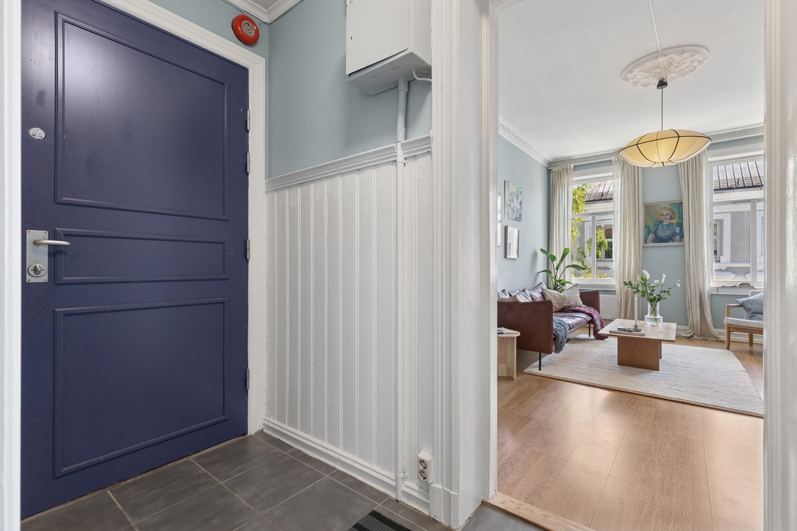 Du blir møtt av en praktisk entré med malte overflater og god takhøyde. Det er god plass til å henge fra seg yttertøy og sette fra seg skoene her. Her finner man også et lite kott med plass til oppbevaring. Galleribilde