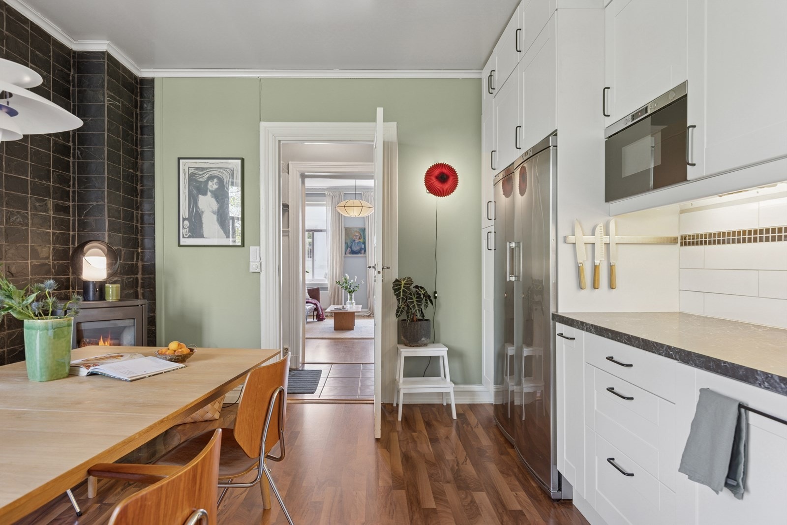 Kjøkkenet ligger separat fra stuen og består av Ikea kjøkkeninnredning med glatte fronter. Galleribilde