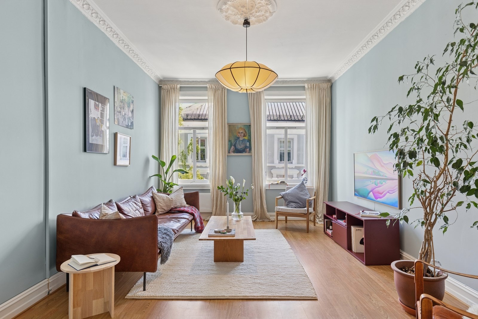 Dette er en klassisk og lys 3-roms andelsleilighet beliggende i 4. etasje med egen brannbalkong. Galleribilde