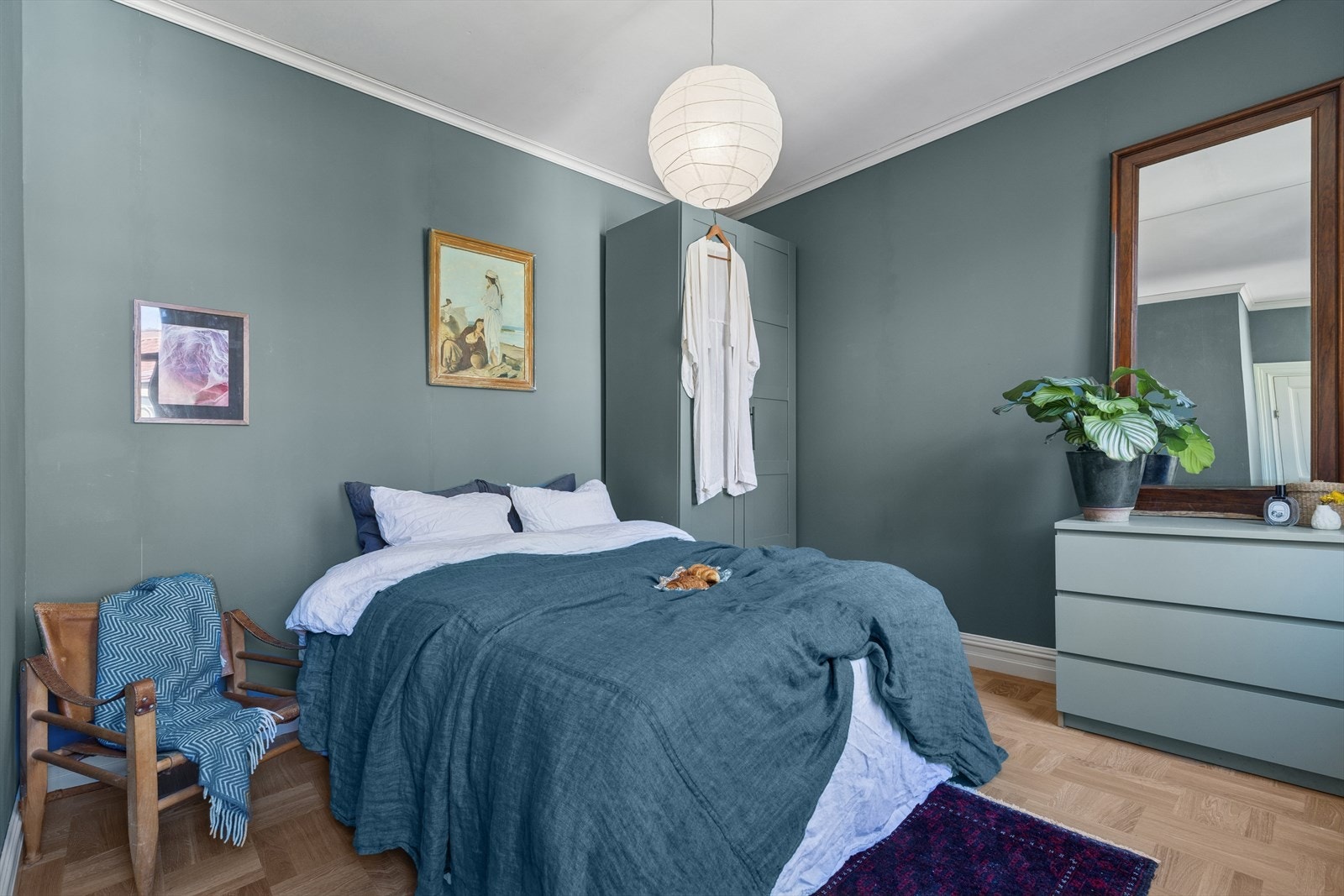 Hovedsoverommet er av god størrelse med plass til dobbeltseng, nattbord og stort garderobeskap. Galleribilde